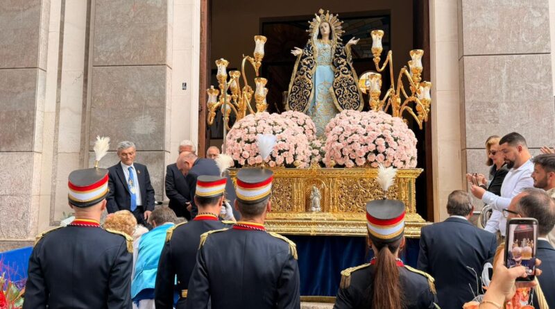 La Virgen de los Dolores recorre las calles ante el fervor de todo su pueblo