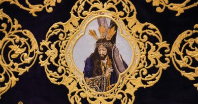 El Paso Azul entrega a la Cofradía del Cristo de la Expiración de Huéscar su nuevo estandarte bordado con la imagen de Nuestro Padre Jesús Nazareno