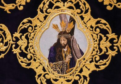 El Paso Azul entrega a la Cofradía del Cristo de la Expiración de Huéscar su nuevo estandarte bordado con la imagen de Nuestro Padre Jesús Nazareno
