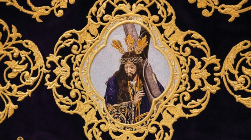 El Paso Azul entrega a la Cofradía del Cristo de la Expiración de Huéscar su nuevo estandarte bordado con la imagen de Nuestro Padre Jesús Nazareno