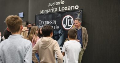 800 escolares llenan el Auditorio Margarita Lozano en un concierto que fusiona rock y música sinfónica