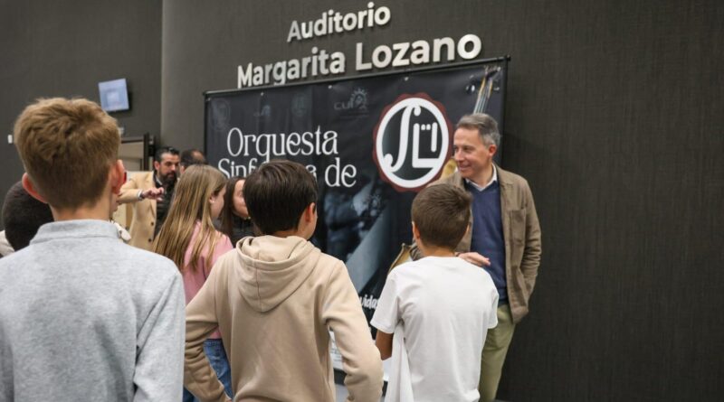800 escolares llenan el Auditorio Margarita Lozano en un concierto que fusiona rock y música sinfónica