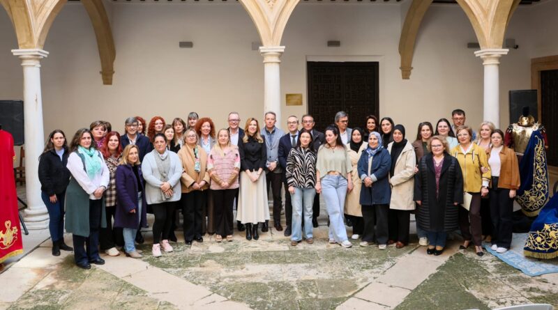 Una inversión superior a los 417.000€ del gobierno regional permite formar en bordado a una veintena de desempleados a través de los Pasos Azul y Blanco