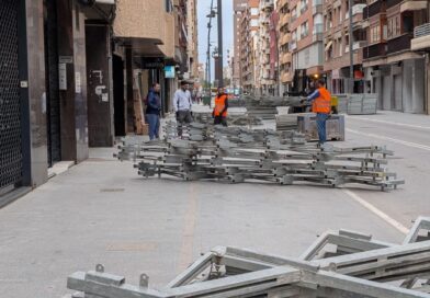 La avenida Juan Carlos I cierra al tráfico con motivo del montaje de las tribunas para los Desfiles Bíblico Pasionales de la Semana Santa de Lorca