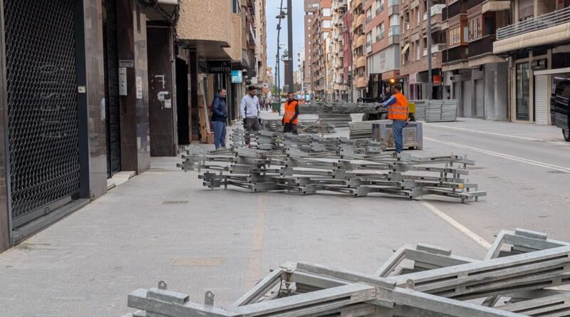 La avenida Juan Carlos I cierra al tráfico con motivo del montaje de las tribunas para los Desfiles Bíblico Pasionales de la Semana Santa de Lorca