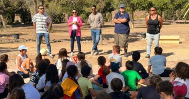 El alumnado de Ecoescuelas Litorales participa en una actividad de reforestación