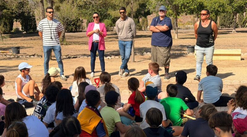 El alumnado de Ecoescuelas Litorales participa en una actividad de reforestación