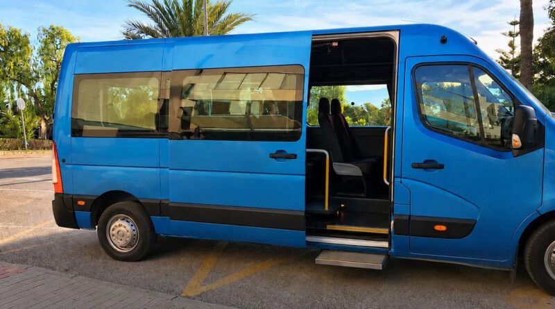 El Ayuntamiento recupera el servicio público y gratuito de autobús lanzadera entre el aparcamiento del campo de fútbol Artés Carrasco y el hospital Rafael Méndez