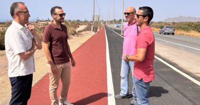El Ayuntamiento de Águilas refuerza su compromiso con la movilidad sostenible mediante la habilitación de un nuevo tramo de carril bici-peatonal y la ampliación del existente entre La Casica Verde y Calarreona