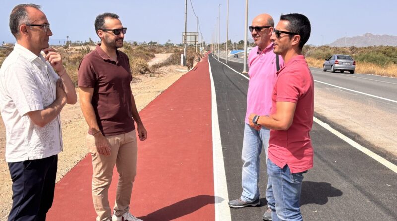 El Ayuntamiento de Águilas refuerza su compromiso con la movilidad sostenible mediante la habilitación de un nuevo tramo de carril bici-peatonal y la ampliación del existente entre La Casica Verde y Calarreona