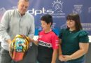 El joven piloto lorquino Pablo Segura presenta el casco con el que llevará el nombre de Lorca por los circuitos internacionales