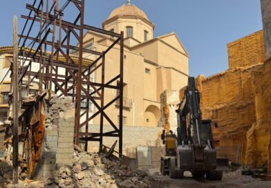 El Ayuntamiento de Lorca inicia el derribo de la fachada de calle Leonés, el primer paso para eliminar los últimos vestigios de los terremotos y seguir recuperando el casco histórico