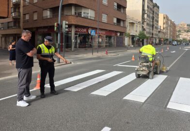 El Ayuntamiento de Lorca refuerza la seguridad vial con un plan intensivo de repintado de la señalización horizontal en todo el casco urbano y pedanías