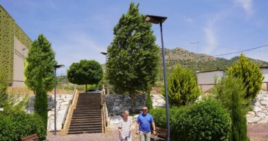 La Concejalía de Vertebración del Territorio y Lucha contra la Despoblación mejora la iluminación pública en el parque Jardín Botánico de Zarzadilla de Totana con nuevas farolas solares