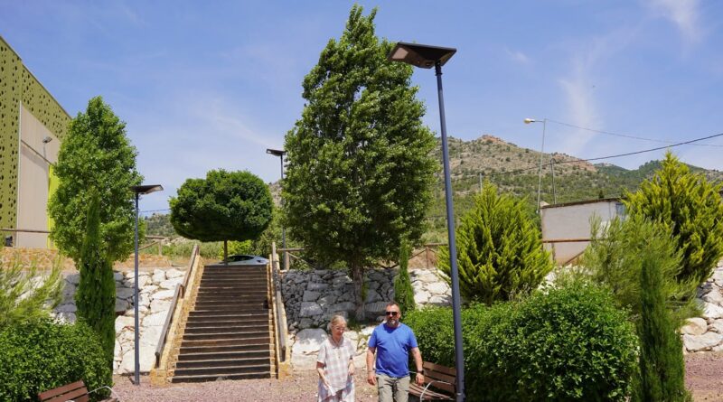 La Concejalía de Vertebración del Territorio y Lucha contra la Despoblación mejora la iluminación pública en el parque Jardín Botánico de Zarzadilla de Totana con nuevas farolas solares