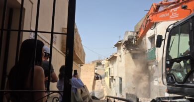 El Ayuntamiento avanza en la regeneración de los barrios altos con la demolición de un inmueble degradado en la calle Pósito para construir una nueva vivienda