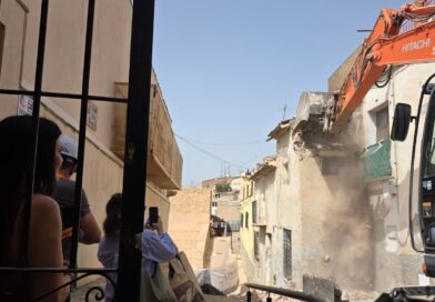 El Ayuntamiento avanza en la regeneración de los barrios altos con la demolición de un inmueble degradado en la calle Pósito para construir una nueva vivienda