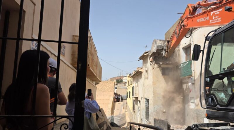 El Ayuntamiento avanza en la regeneración de los barrios altos con la demolición de un inmueble degradado en la calle Pósito para construir una nueva vivienda