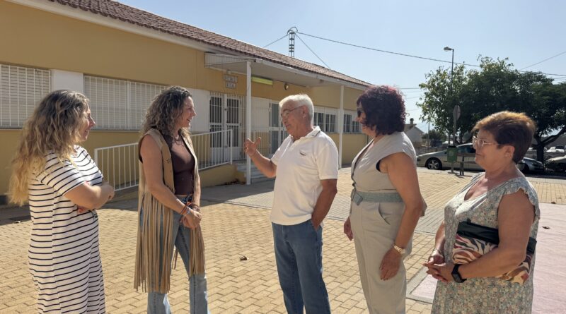 El Ayuntamiento de Lorca mejora la imagen del local social de La Torrecilla con trabajos de pintura en su fachada y elementos exteriores