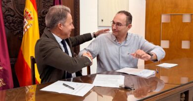 El alcalde de Lorca, Fulgencio Gil, protagoniza la firma del convenio de colaboración con AEMA III para reforzar y ampliar los servicios a usuarios y familias en una nueva sede