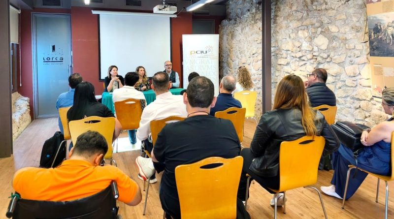 Lorca recibe a una delegación de la Universidad Nacional Abierta a Distancia de Colombia, que considera como ‘caso de éxito’ el Consejo Social de Lorca